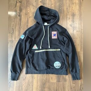 Nike Men's Dri-FIT "Around the World" Basketball Patch Hoodie Size Medium